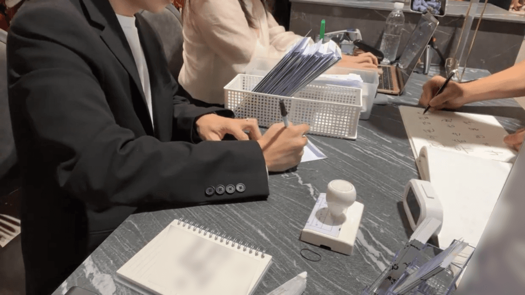 접수 내역을 기록하고 봉투를 정리하는 그리토리 실제 운영 현장