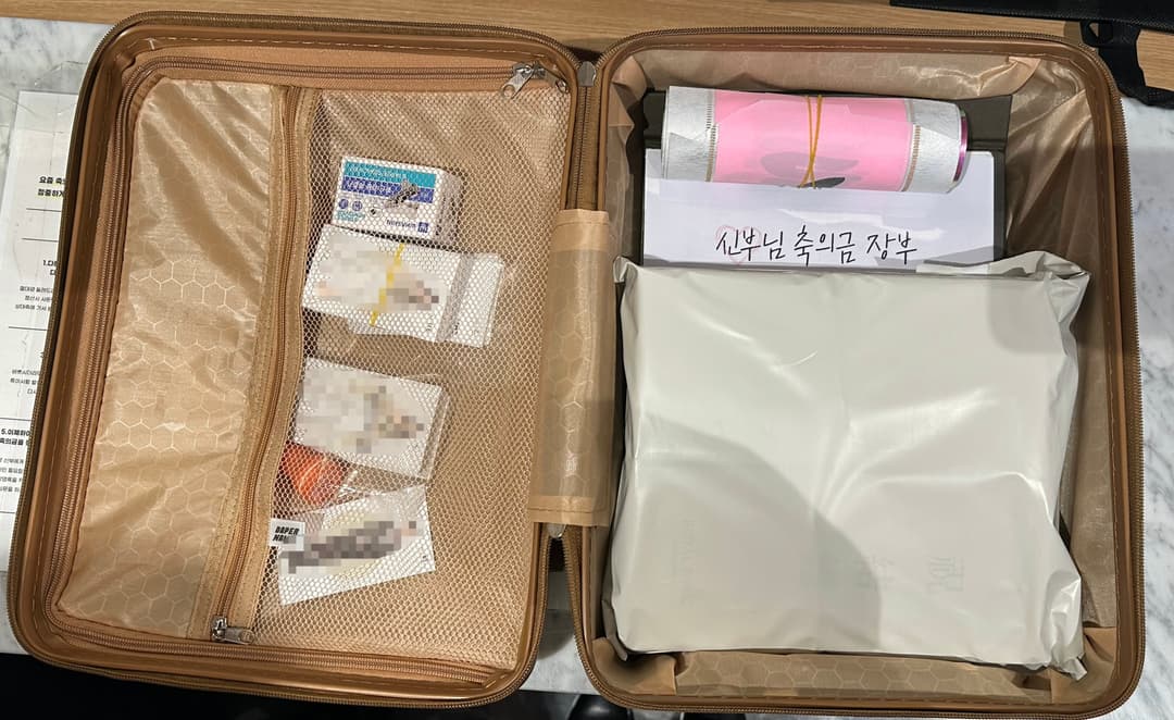 축의금 봉투와 장부, 잔여 식권을 담아 인계를 준비한 실제 레디백